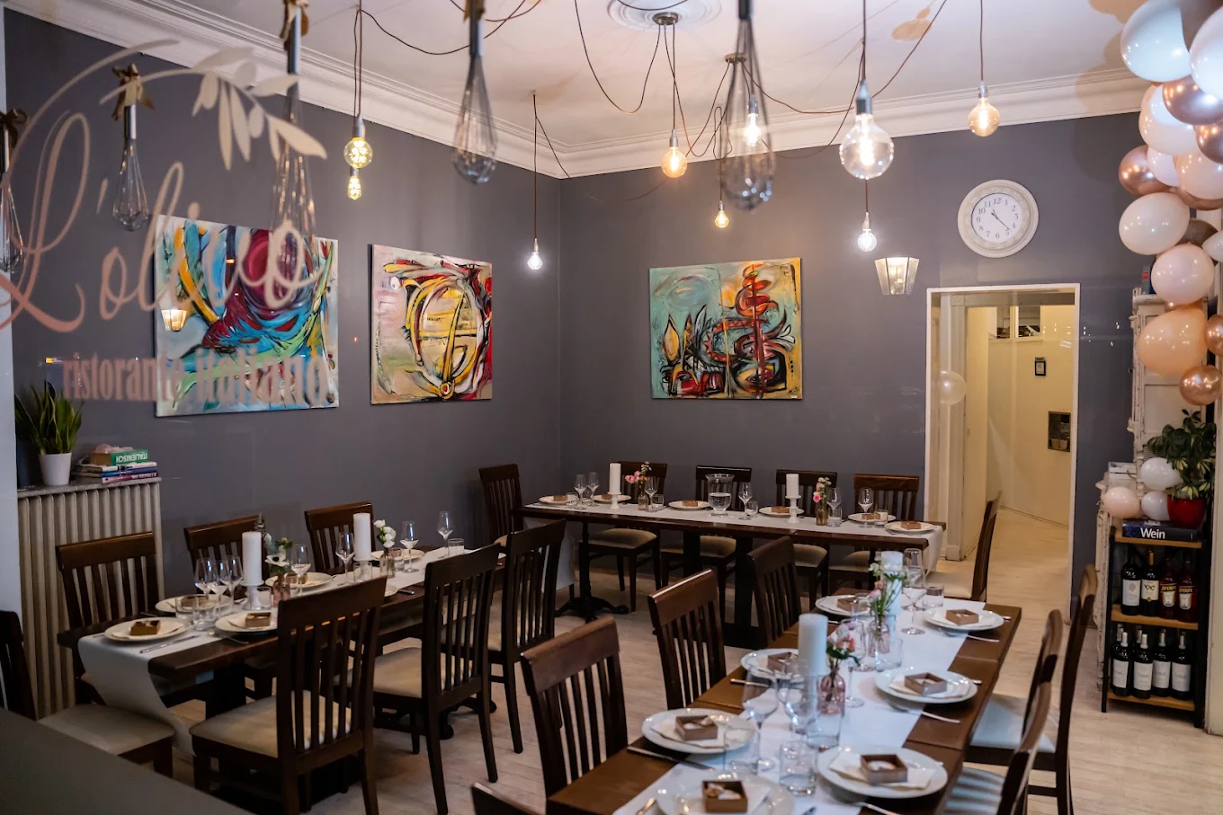 Festlich eingedeckte Tafel im Gastraum des L'olivo
