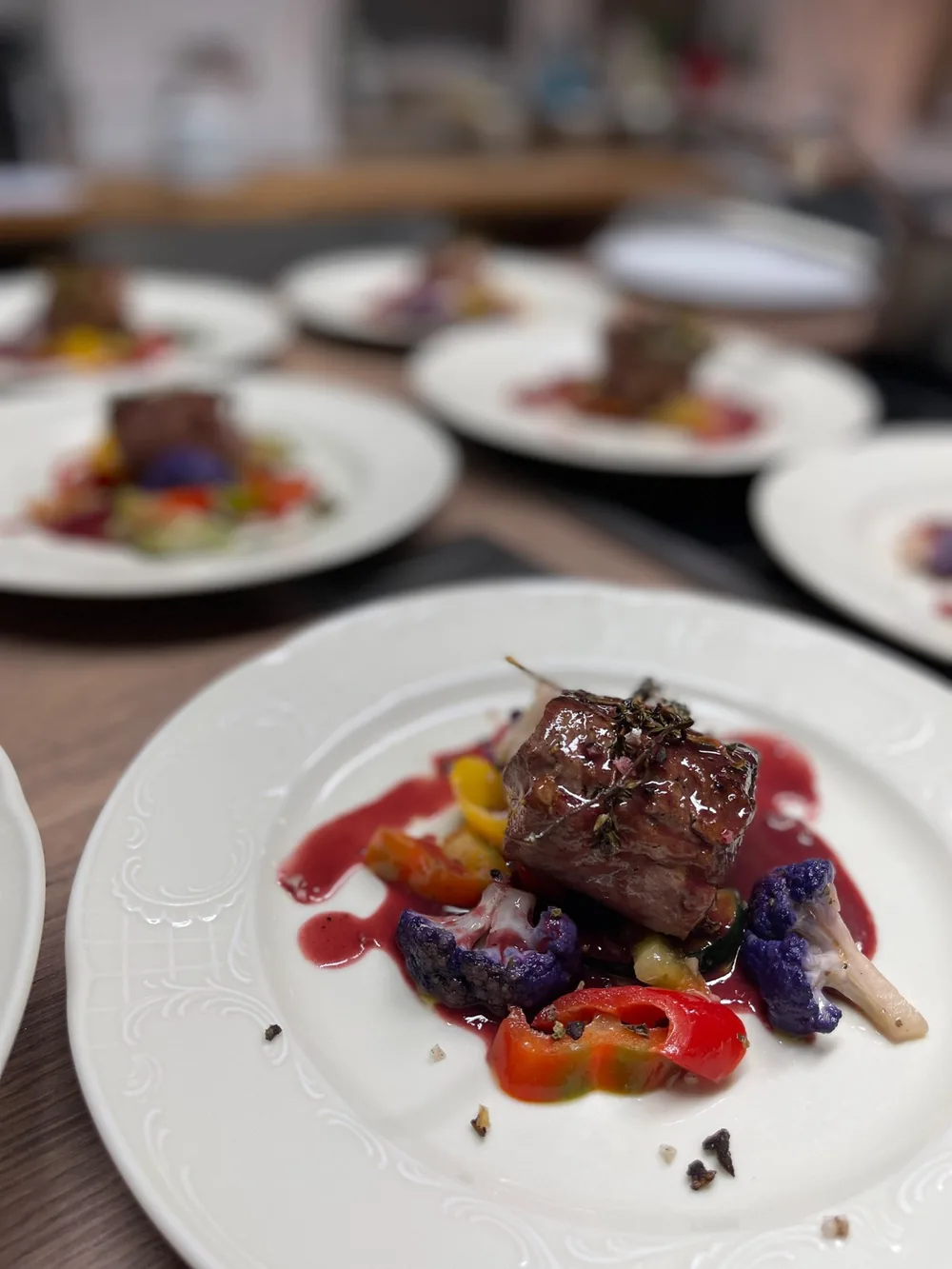 Angerichtetes Rinderfilet mit Gemüse und Rotweinsauce aus dem Kochkurs