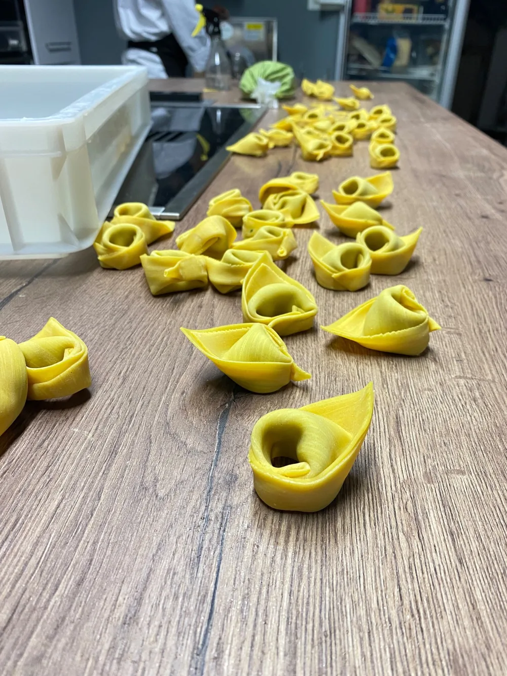 Frisch geformte Tortelloni auf dem Arbeitstisch der L’olivo Kochschule